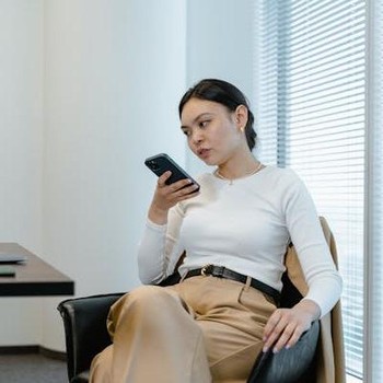 5 Ciri Kepribadian Orang yang Suka Kirim Voice Note