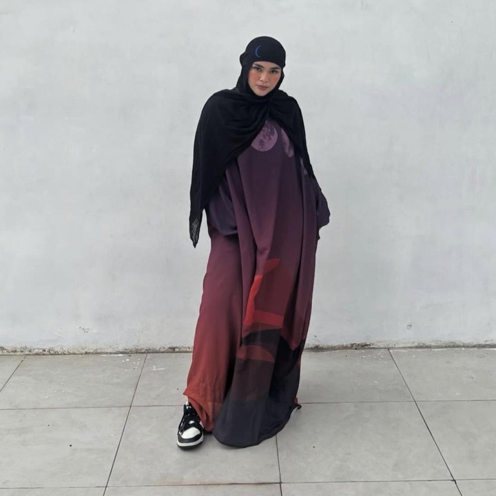 <p>Meski kini sudah menjadi Bunda dari satu anak, hal tersebut tak menjadi penghalang bagi Sivia untuk tetap tampil stylish sekaligus syari. Dalam foto ini, Sivia terlihat mengenakan abaya model ombre alias gradasi yang tampak cantik. Penampilannya pun semakin sempurna dengan paduan hijab pashmina berwarna hitam. (Foto: Instagram @siviazizah)</p>