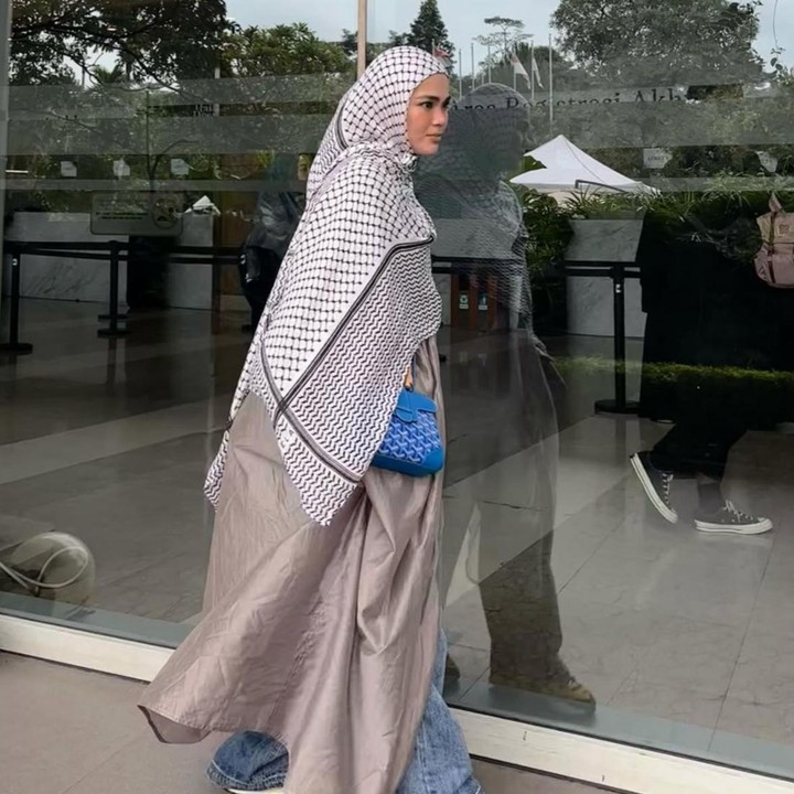 <p>Penyanyi Sivia Azizah dikenal sebagai sosok berbakat sekaligus mantan anggota girlband BLINK. Tak hanya sukses&nbsp;di dunia musik, gaya busana muslimah modern Sivia juga kerap menuai sorotan dari netizen. Sivia yang kini mengenakan hijab sering tampil anggun dengan abaya untuk <em>Outfit of The Day</em> (OOTD) sehari-harinya, Bunda. (Foto: Instagram @siviazizah)</p>