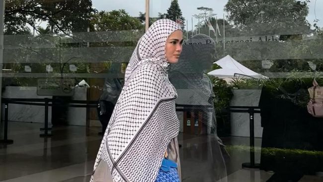 Gaya Ootd Sivia Azizah Pakai Abaya Sehari-hari Curi Perhatian Netizen, Intip 5 Potretnya