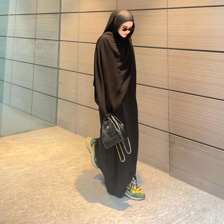<p>Tak selalu tampil dengan warna cerah, Sivia juga kerap mengenakan abaya full berwarna hitam, Bunda. Gaya tersebut tetap terlihat elegan saat dikenakan. "Lagi enggak terlalu mamba ah, #MakeAbayaGreatAgain dulu ah dikit," tulisnya. (Foto: Instagram @siviazizah)</p>
