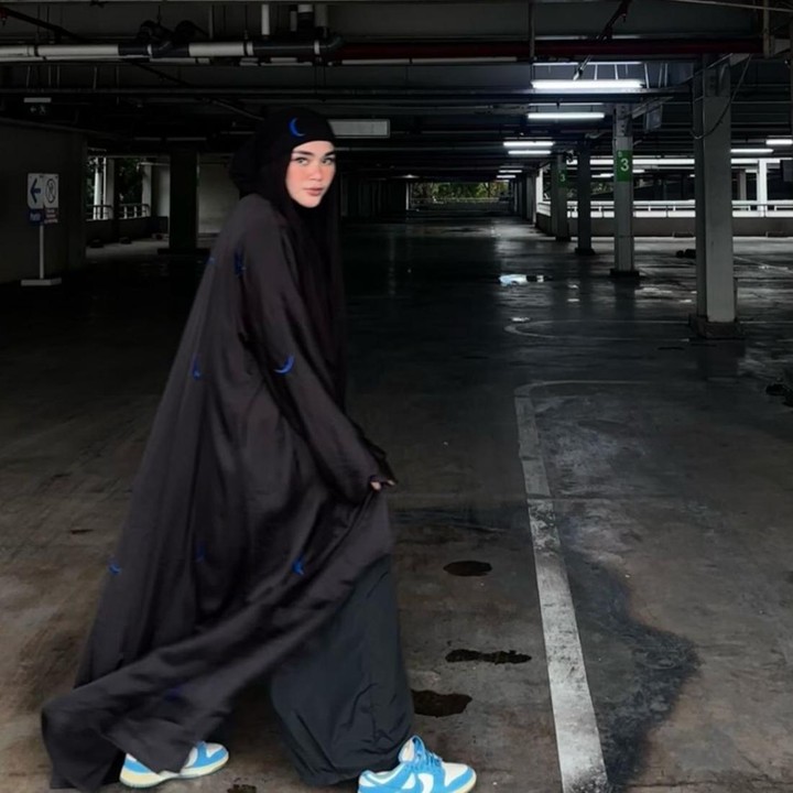 <p>Pada momen lainnya, Sivia kembali tampil dengan abaya berwarna hitam yang dipadukan dengan pashmina senada. Meski begitu, ia tetap memberikan sentuhan berbeda dengan mengenakan sepatu berwarna biru putih yang membuat penampilannya semakin <em>standout</em>. Gaya Sivia pun langsung menuai pujian dari netizen. "Keren amat ini OOTD-nya," kata akun Instagram <em>@mad****</em>. "MaasyaaAllah si keren terus," ungkap <em>@she****</em>. "Selalu sukaaa sama abaya2 nyaa," tambah <em>@alj****</em>. (Foto: Instagram @siviazizah)</p>