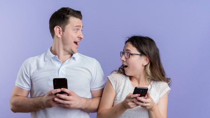 4 Cara Mengenali Pria Naksir Padamu dari Kebiasaan Chatnya