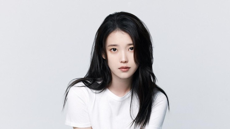 Foto profil IU&comma; tampil minimalis&period;
