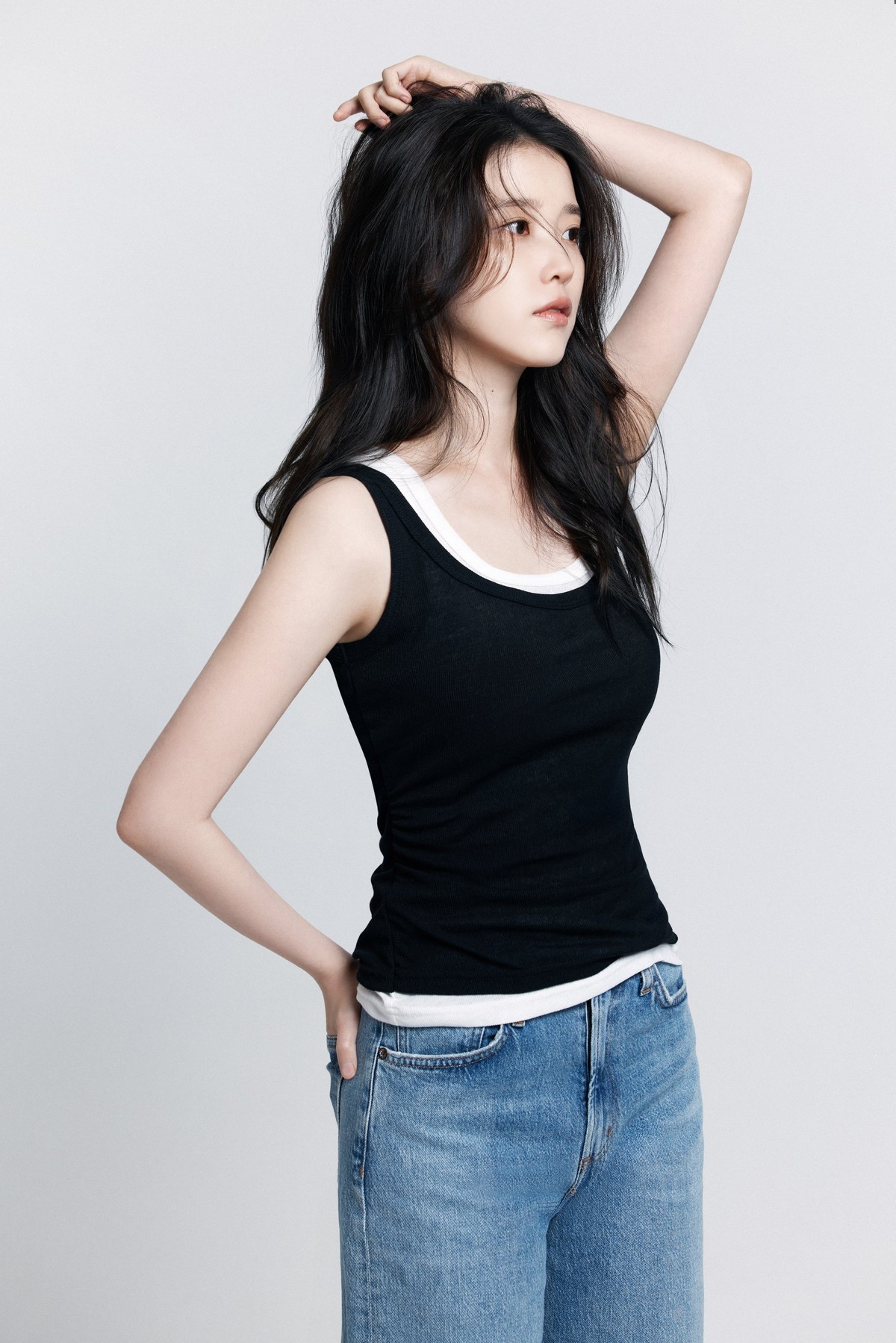 Foto profil IU&comma; tampil minimalis&period;