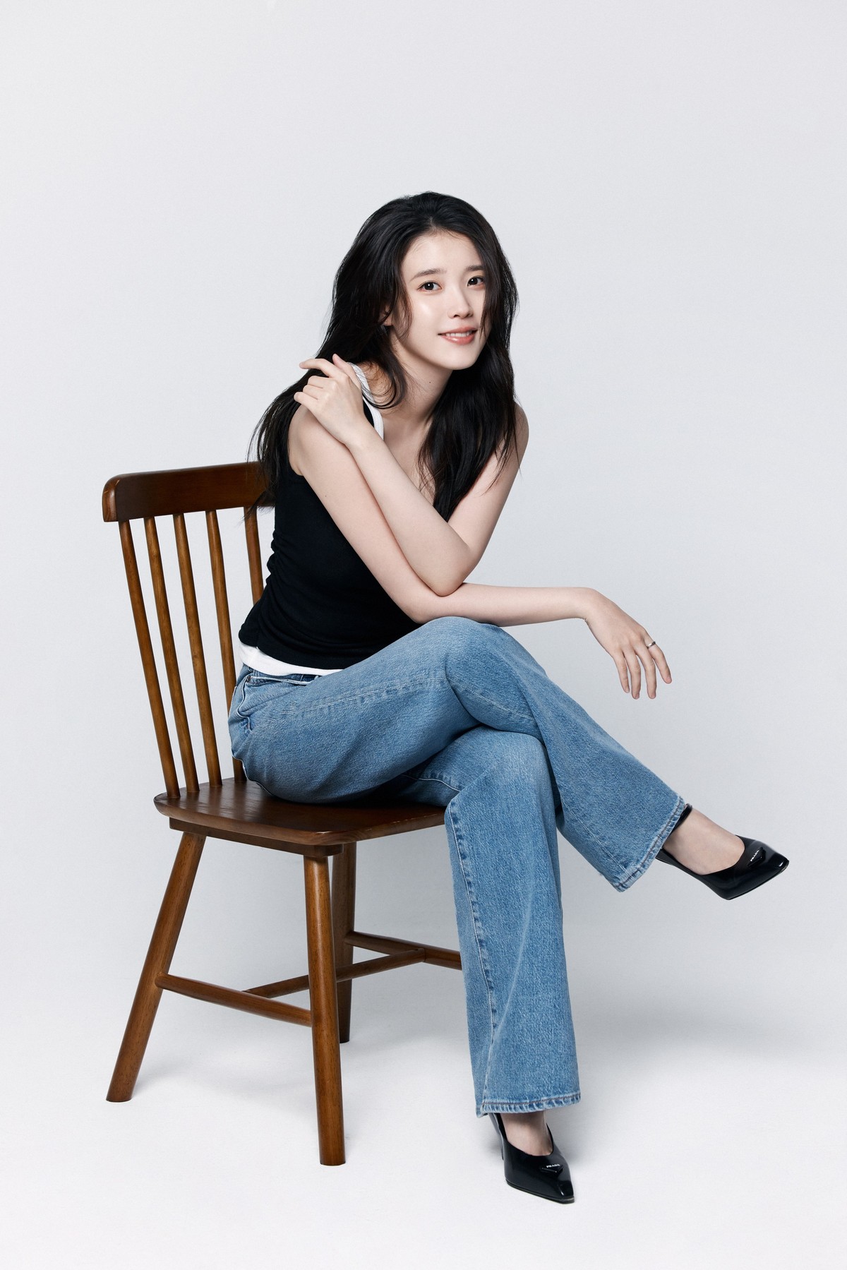 Foto profil IU&comma; tampil minimalis&period;