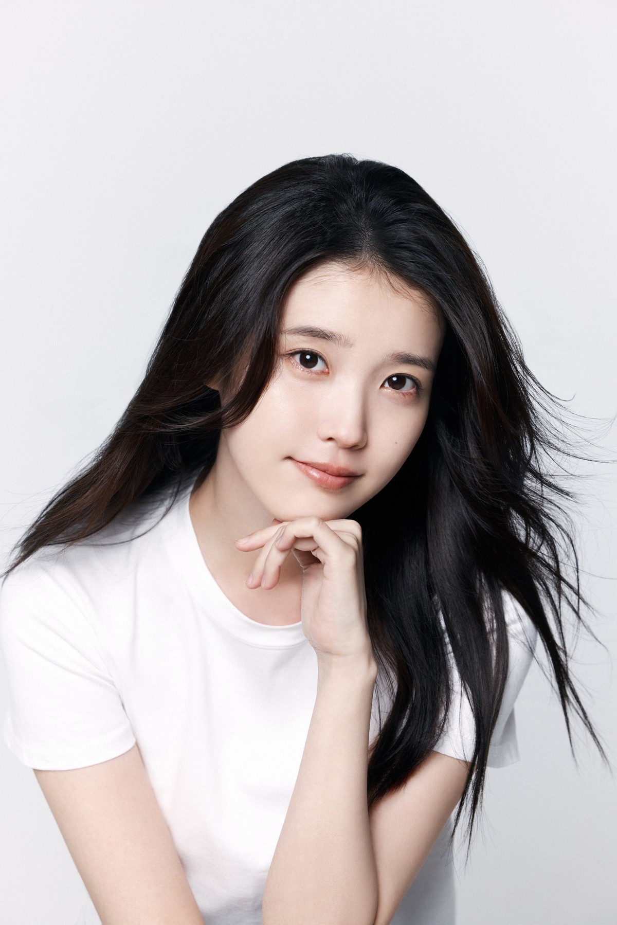 Foto profil IU&comma; tampil minimalis&period;