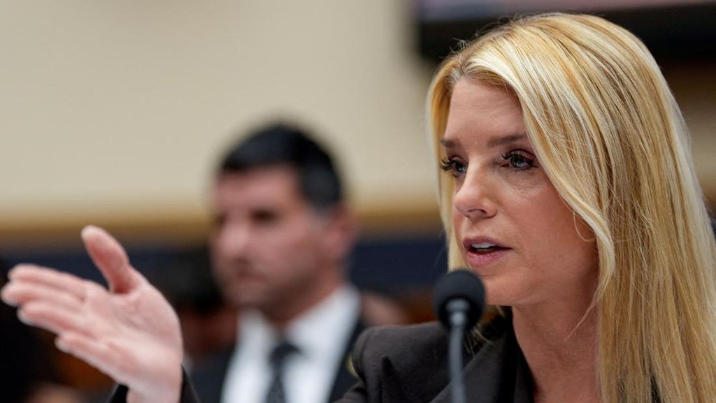 Trump Pecat Jaksa Agung Pam Bondi, Siapa Penggantinya?