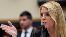 Trump Pecat Jaksa Agung Pam Bondi, Siapa Penggantinya?
