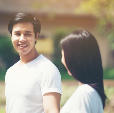 8 Tanda Bahasa Tubuh Seseorang Suka Sama Kamu, Sering Tak Disadari