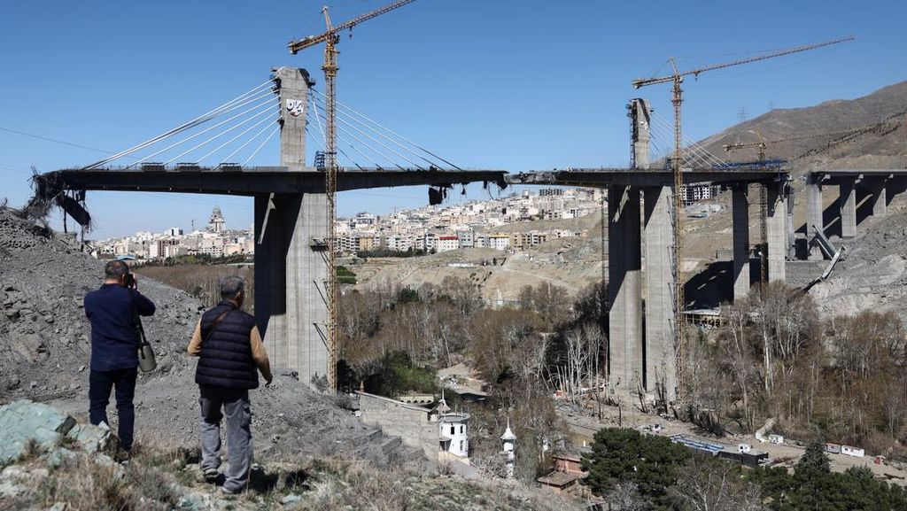 FOTO: Jadi Sasaran AS di Iran, Jembatan Tertinggi di Timteng Hancur
