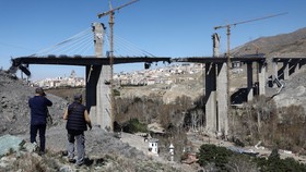 FOTO: Jadi Sasaran AS di Iran, Jembatan Tertinggi di Timteng Hancur