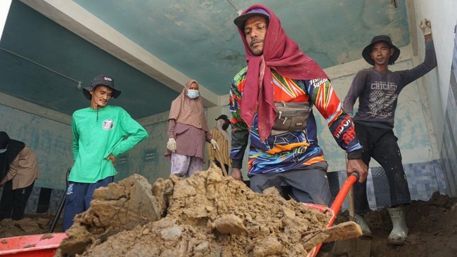 Warga Pante Geulima aktif dalam pemulihan lingkungan pascabencana dengan dukungan pemerintah dan donasi perantauan guna percepat rehabilitasi desa.