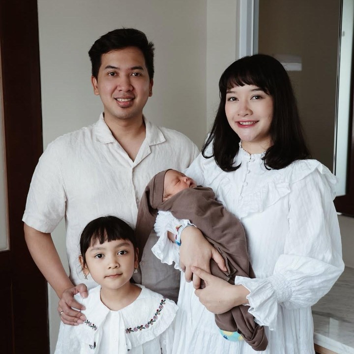 <p>Diketahui anak kedua Kinal ini berjenis kelamin laki-laki dan telah lahir pada akhir Maret lalu. Namun, ia baru mengunggah foto teraru pada 2 April 2026. "Hallo sayangnya Yayah, Bunda, Kakak Luna,&nbsp;Khairi Arash Murod,<br />31 Maret 2026 penutup bulan maret yah," tulis Kinal. Foto: Instagram @kinalputridevi</p>