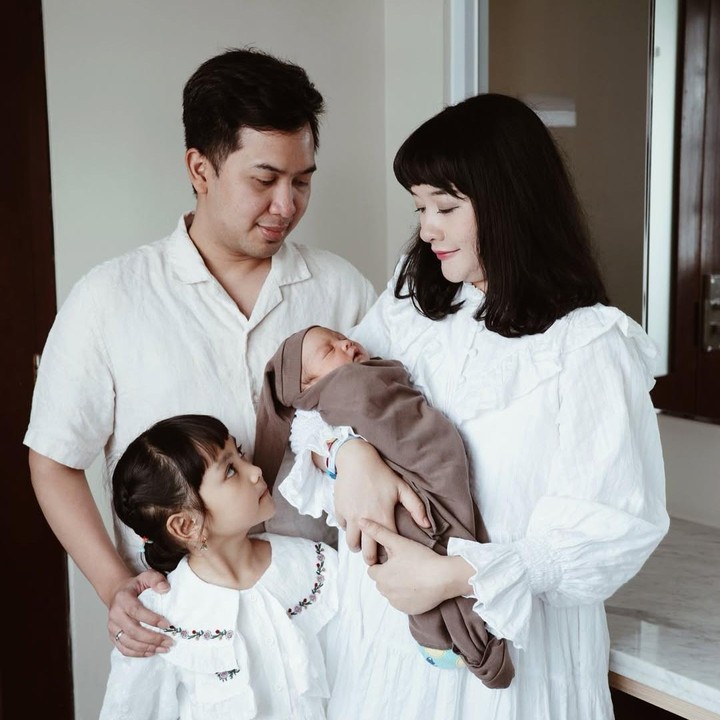 <p>Tak lupa Kinal dan suami pun mengucapkan doa dan rasa syukur atas kelahiran anak kedua mereka. "Semoga Khairi jadi anak Sholeh, penuh kebahagiaan, penuh rasa syukur dan jadi penyejuk dalam kehidupan bunda yayah kakak luna dan semuanya," tulisnya. Foto: Instagram @kinalputridevi</p>