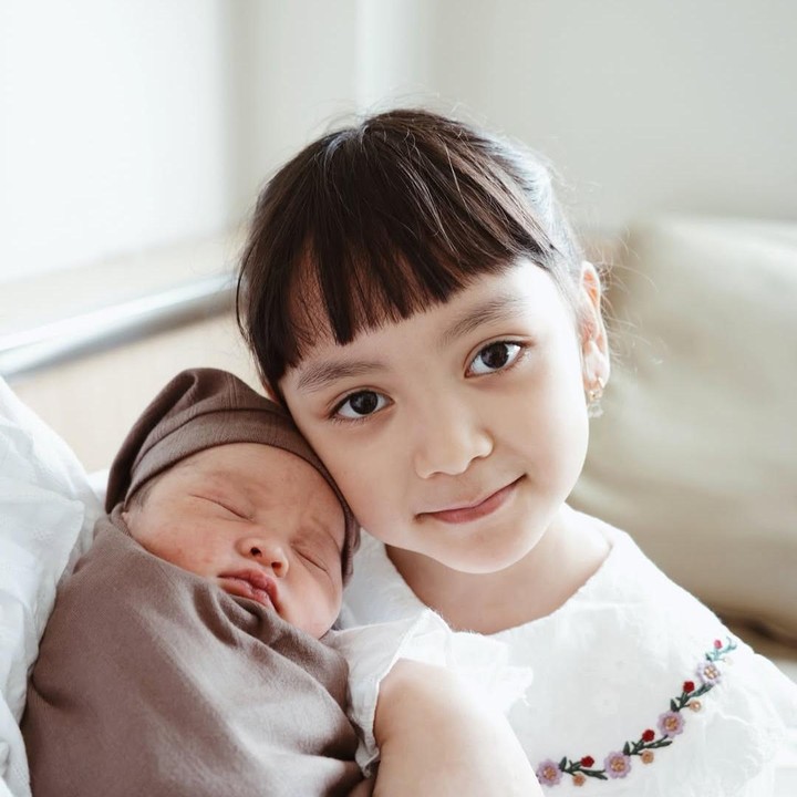 <p>Anak pertama Kinal yakni&nbsp;Kaluna Alika Murod juga tampak berbahagia menyambut kelahiran sang adik. Tampak dalam foto Kaluna yang kini berusia 6 tahun tersenyum manis di samping sang adik. Dengan begitu pas ya Bunda, Kinal dan suami sudah memiliki sepasang anak perempuan dan laki-laki. Foto: Instagram @kinalputridevi</p>