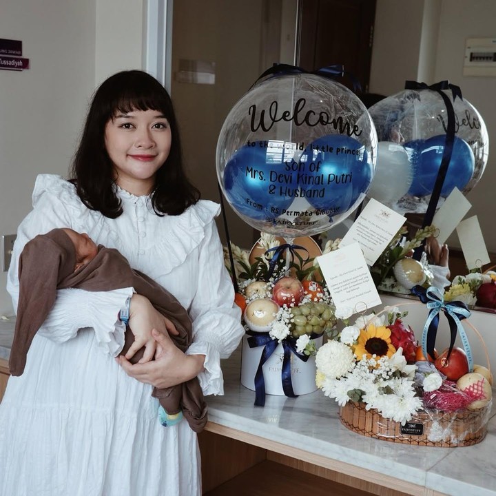 <p>Kinal Putri Devi atau Kinal Eks JKT48 dan sang suami Aldi Murod tengah berbahagia nih Bunda. Ia baru saja menyambut kelahiran anak keduanya. Kinal mengunggah momen bersama anak keduanya di akun Instagram. "Alhamdulillah, akhirnya yah telah lahir baby yang aku tunggu-tunggu karna lama sekali di perut Bunda," tulisnya. Foto: Instagram @kinalputridevi</p>