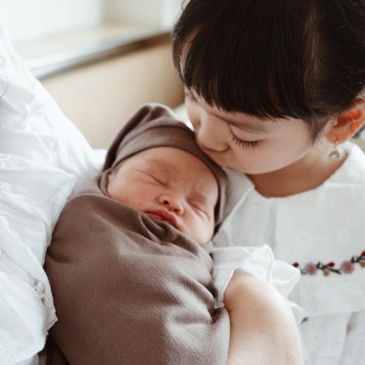 <p>Ucapan selamat pun mengalir dari rekan-rekan seleb terutama para member dan eks member JKT48. "Congratssss Kinal," ucap Rona Ang. "Congratss ka Kinaaal," tulis Desy Genoveva. "Selamat Kinal hi baby," ucap Haruka Nakagawa. "Aaaa lucuuu congrats ka Kinaalll," ucap Cindy Yuvia.&nbsp; Foto: Instagram @kinalputridevi</p>