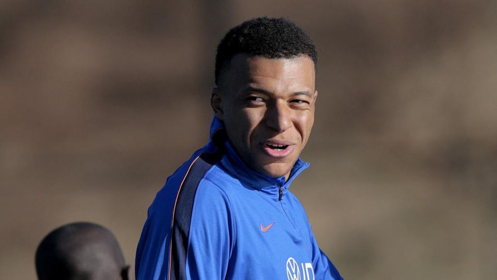 Viral Mbappe Minta Ban Kapten ke Kante Sebelum Masuk Lapangan