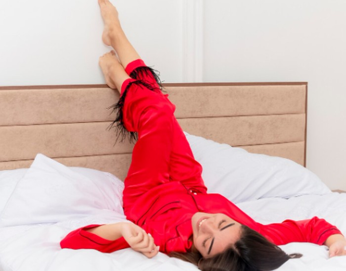 Mengangkat kaki ke dinding sebelum tidur bisa membantu melancarkan sirkulasi darah. Teknik ini efektif mengurangi pembengkakan dan rasa tidak nyaman saat haid./ Foto: freepik.com/stockking