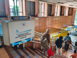 Pengguna KRL Senang Ada Lift Tangga Lansia di Stasiun Cikini: Bantu Banget