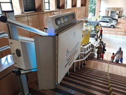 Melihat Lift Tangga di Stasiun Cikini, Permudah Akses Difabel dan Lansia