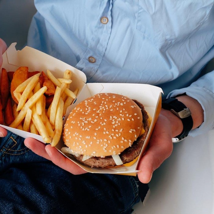 Fast food tinggi natrium dan lemak yang dapat meningkatkan risiko penyakit ginjal.