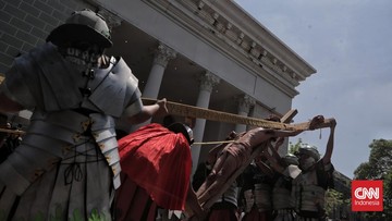 FOTO: Memaknai Pengorbanan Yesus Lewat Tablo Jalan Salib