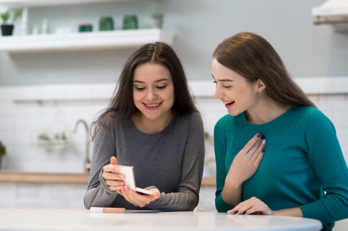 Perhatian pada detail kecil bisa menjadi tanda respect yang kuat. Penelitian menunjukkan bahwa mengingat hal spesifik adalah bentuk kepedulian dan perhatian yang tulus./ Foto: freepik.com