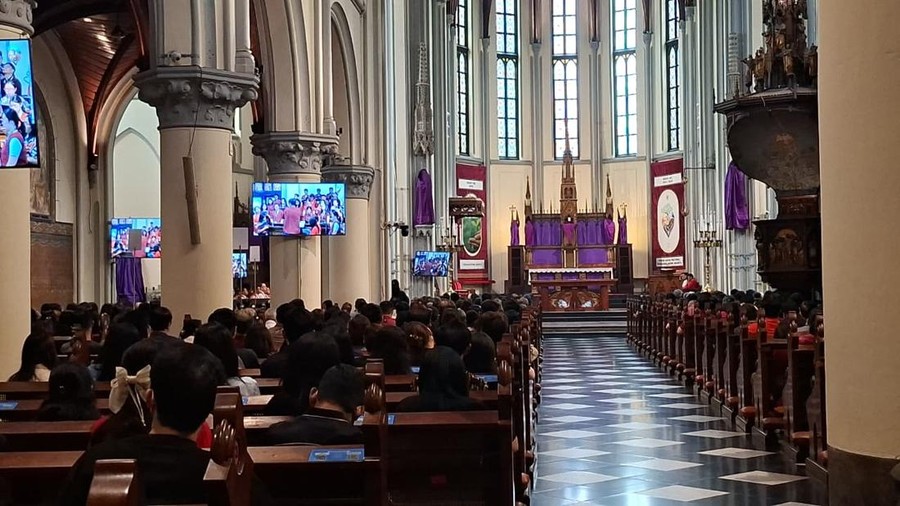 Misa Jumat Agung di Gereja Katedral Jakarta