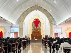 Jumat Agung dan Salat Jumat Berdampingan di Puja Mandala