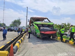 Olah TKP Bus Restu Terguling di Tol Jombang Pakai TAA dari Polda Jatim