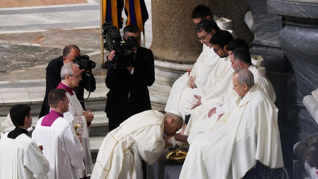 FOTO: Paus Leo XIV Perdana Ritual Pembasuhan Kaki Jelang Paskah
