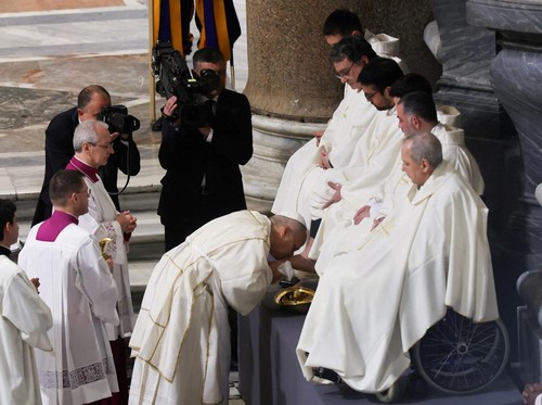 FOTO: Paus Leo XIV Perdana Ritual Pembasuhan Kaki Jelang Paskah