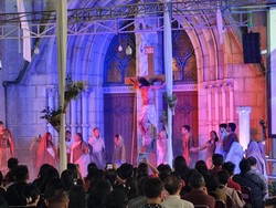 Cerita Aaron Puasa-Menangis Perankan Yesus dalam Jalan Salib Kreatif Katedral