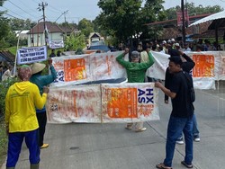 Momen Dirut BULOG Dihadang Petani saat Menuju Pabrik Tebu di Blora