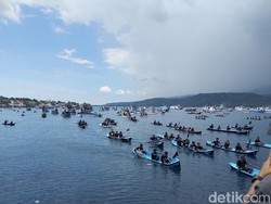 Terik Tak Halangi Umat, Doa Rosario Iringi Prosesi Laut Semana Santa