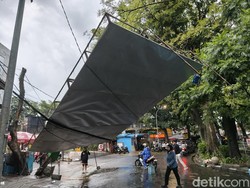8 Titik Pohon-Reklame Tumbang di Bandung gegara Angin Kencang