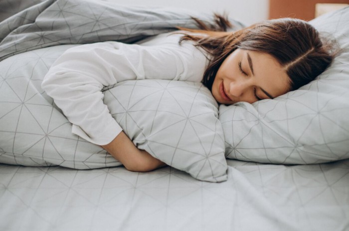 Menambahkan bantal saat tidur bisa meningkatkan kenyamanan saat haid. Teknik ini juga membantu tubuh lebih stabil dan rileks sepanjang malam./ Foto: freepik.com/senivpetro