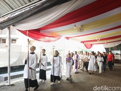 Gereja Katedral Medan Gelar Jalan Salib, Diikuti Jemaat dengan Khusyuk