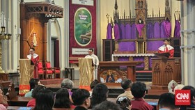 Ibadah Jumat Agung di Gereja Katedral Jakarta Berlangsung Khidmat