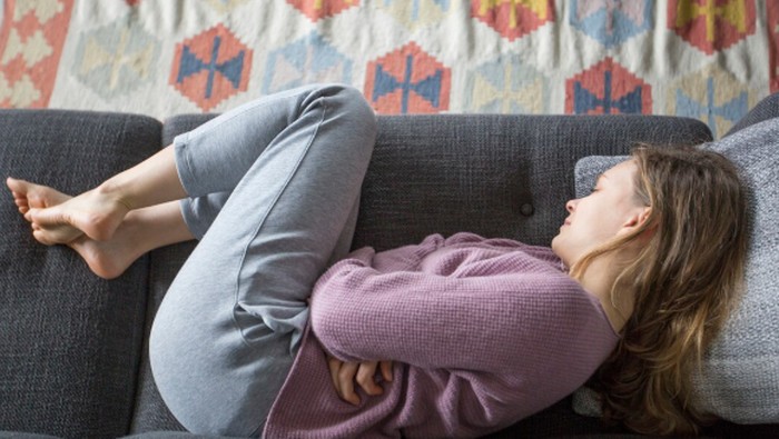 Posisi fetal disebut sebagai posisi terbaik untuk meredakan nyeri haid. Posisi ini membantu mengurangi tekanan pada otot perut dan merilekskan tubuh./ Foto: freepik.com/katemangostar