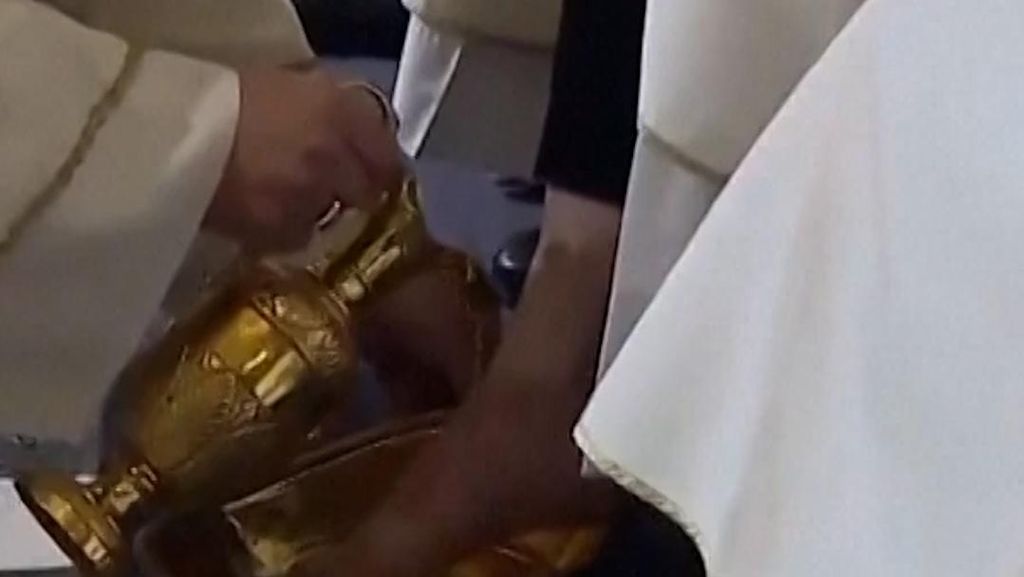 Momen Paus Leo Basuh dan Cium Kaki 12 Imam di Malam Kamis Putih