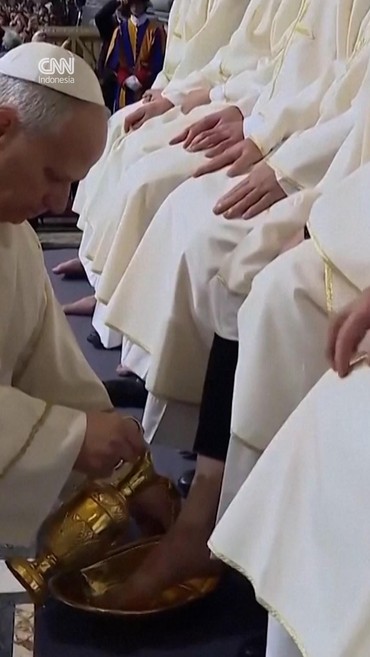 Momen Paus Leo Basuh dan Cium Kaki 12 Imam di Malam Kamis Putih