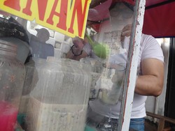 Kisah Ude, Eks Bankir Hijrah Jadi Pedagang Es Goyobod di Garut