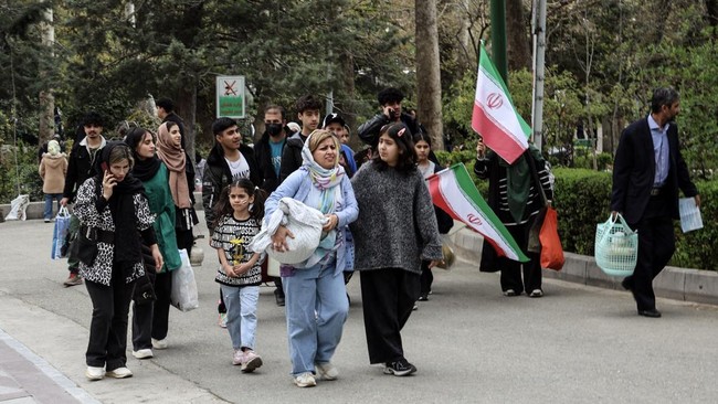 Tak hanya menewaskan ribuan jiwa, serangan AS ke Iran sejak 28 Februari lalu juga memicu gelombang PHK dan meningkatkan pengangguran di negara Timur Tengah itu.