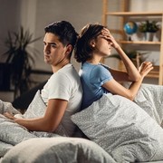 5 Cara Mengenali Pasangan yang Diam-Diam Menjauh Dilihat dari Bahasa Tubuh Menurut Ahli