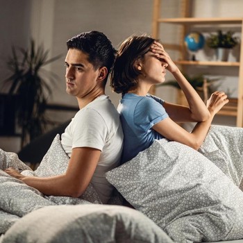 5 Cara Mengenali Pasangan yang Diam-Diam Menjauh Dilihat dari Bahasa Tubuh Menurut Ahli