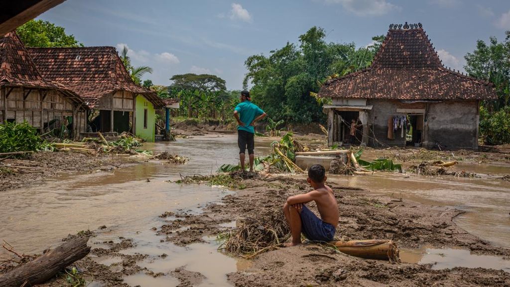 FOTO: Jebolnya Tanggul Sungai Tuntang Tenggelamkan Demak