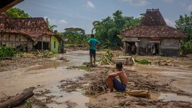 FOTO: Jebolnya Tanggul Sungai Tuntang Tenggelamkan Demak